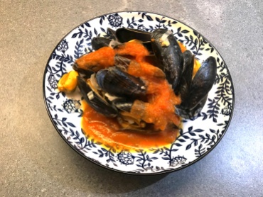 Mussels with Spicy Tomato Sauce © cadwu