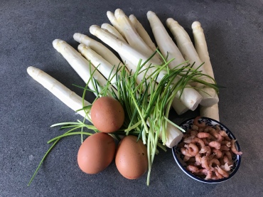 White Asparagus, Chives, Shrimps and Eggs © cadwu